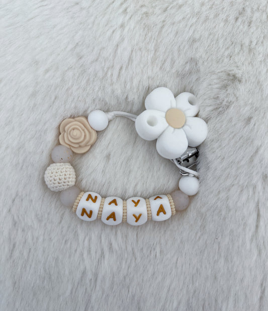Attache-tétine personnalisée – Modèle « Naya » – Fleurs & Perles