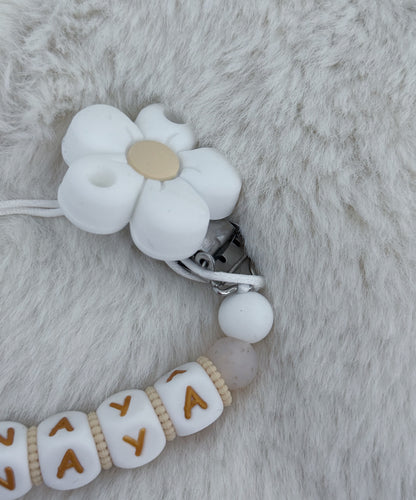 Attache-tétine personnalisée – Modèle « Naya » – Fleurs & Perles