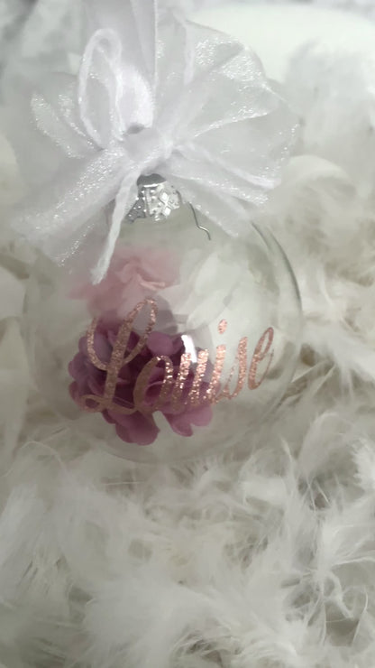 Boule de Noël en verre et fleurs roses à personnaliser